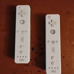 2 Original Nintendo WII Remotes Controllers With Batteries