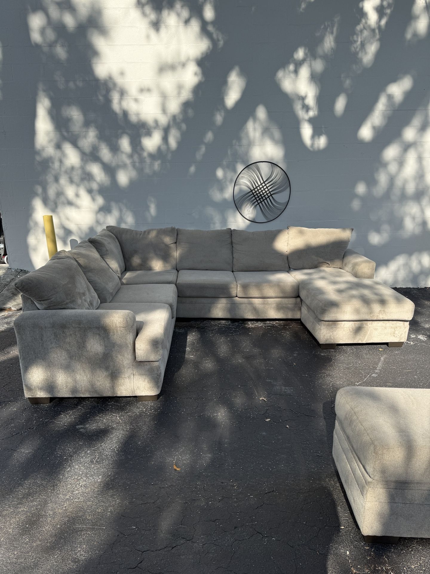 🔥 U-Shape Family Sectional Couch + Ottoman ! 🛋️