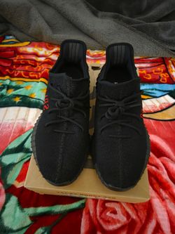 Yeezy 350 v2  size 11.5 mens