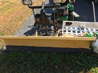 Like new 6.8 drive pro Meyers Snow plow JUST PLOW NOTHING ELSE . MID SIZE TRUCKS