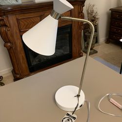 New Desk Lamp With USB Port To Charge Your Phone And LED Bulb