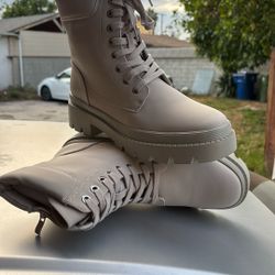 EETTARO Beige Boots Brand New 