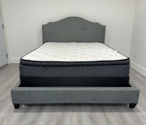Beautiful and modern Gray Queen size bed with curved headboard and decorative details that combine perfectly with any modern decoration. Mattress and 