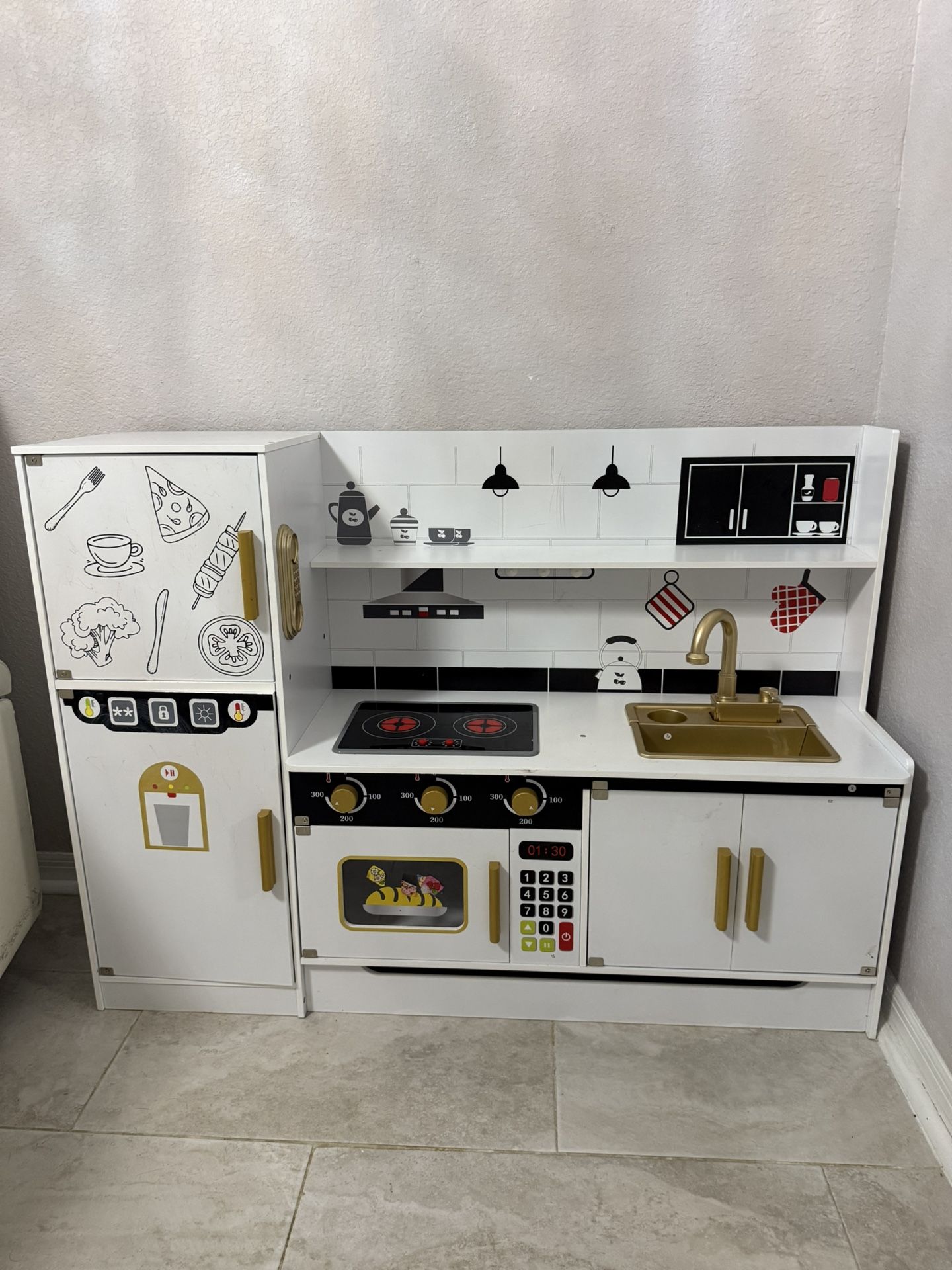 Beautiful kitchen for girls from 2 to 6 years old, in excellent condition, like new, made of wood. Last photo: free bonus.