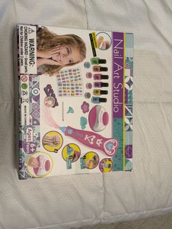 Girls toy / make up. Nail art sudio
