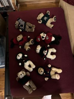 Teddy Bears (8) with Christmas sweaters