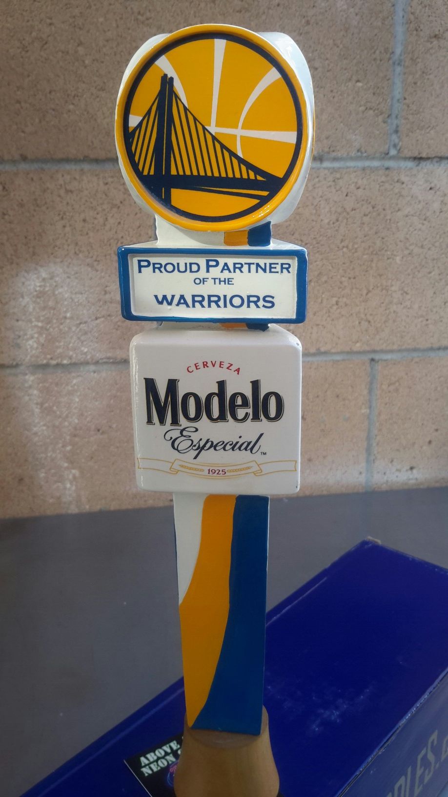 MODELO ESPECIAL GOLDEN STATE WARRIORS TAP HANDLE. ( ALSO PLENTY OF NEON SIGNS / LIGHTS AVAILABLE FOR SALE ) DODGERS BOBBLEHEADS AVAILABLE.