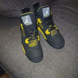 Jordan 4 Retro Mid Thunder 2023 