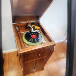 Antique Queen Anne Victor Victrola Talking Machine 