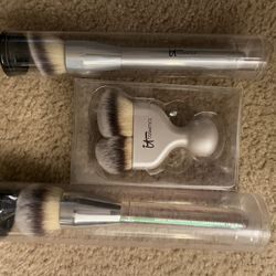 Brand New “It” Cosmetic Makeup Brushes -