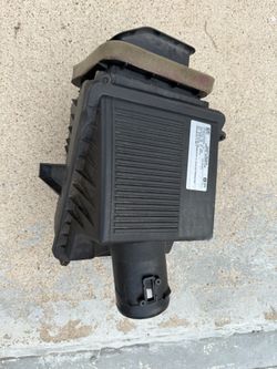 2017-2020 CHEVROLET TAHOE ENGINE AIR CLEANER INTAKE FILTER BOX OEM (contact info removed)2