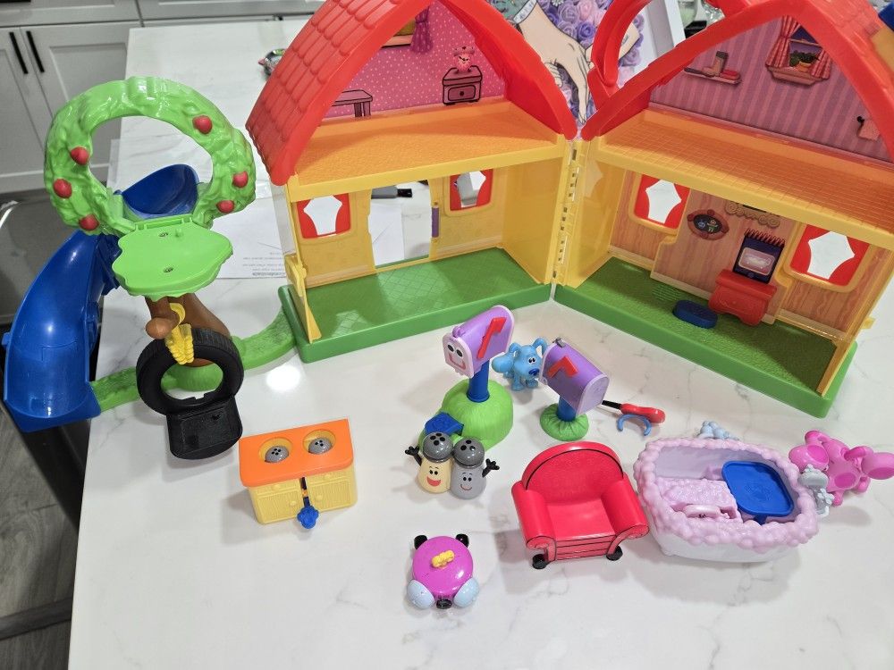 Blues Clues House And Figurines