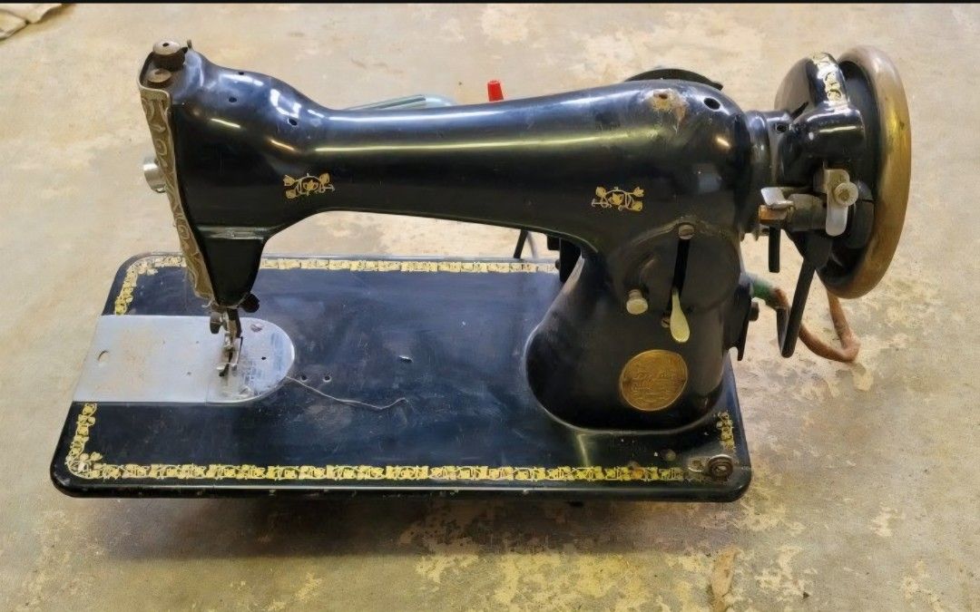 Vintage DeLuxe Sewing Machine