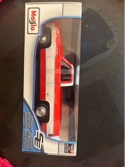 Maisto 1974 Chevrolet C-10 Pickup Truck Cheyenne SUPER RED & White 1:18 CHEVY