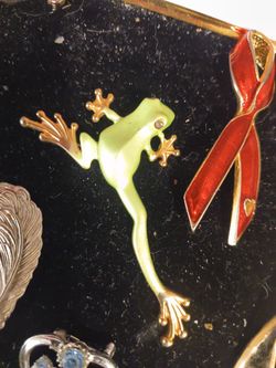 Adorable FROG ENAMELED BROOCH