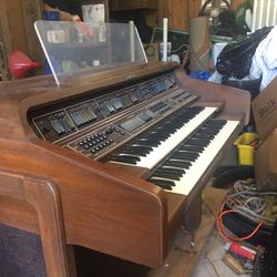 Organ with bass pedals & Cushion seat