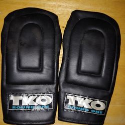 ROUND ONE BY TKO BLACK LIGHTWEIGHT 2 OZ BOXING / TRAINING / SPARRING GLOVES