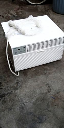 Keystone 10,000 BTU 450 SQ - ft wall mounted air conditioner unit in good condition
