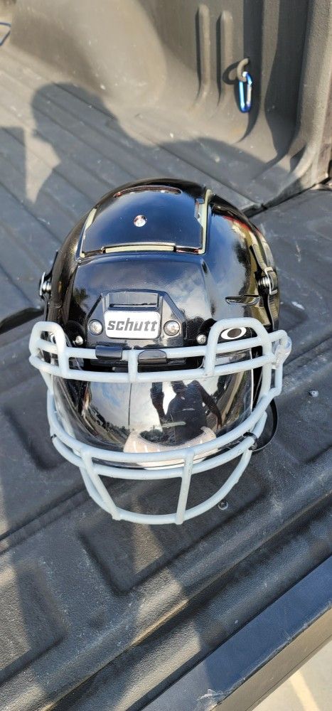 Schutt Vengeance Pro LTD Adult XL Football Helmet for Sale in Phoenix, AZ -  OfferUp