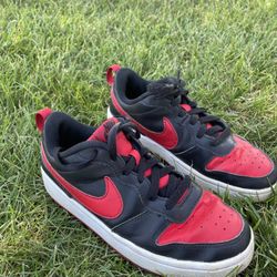 Nike Black Red Shoes Size 5.5
