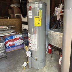Rheem 29 Gal 30,000 BTU Water heater