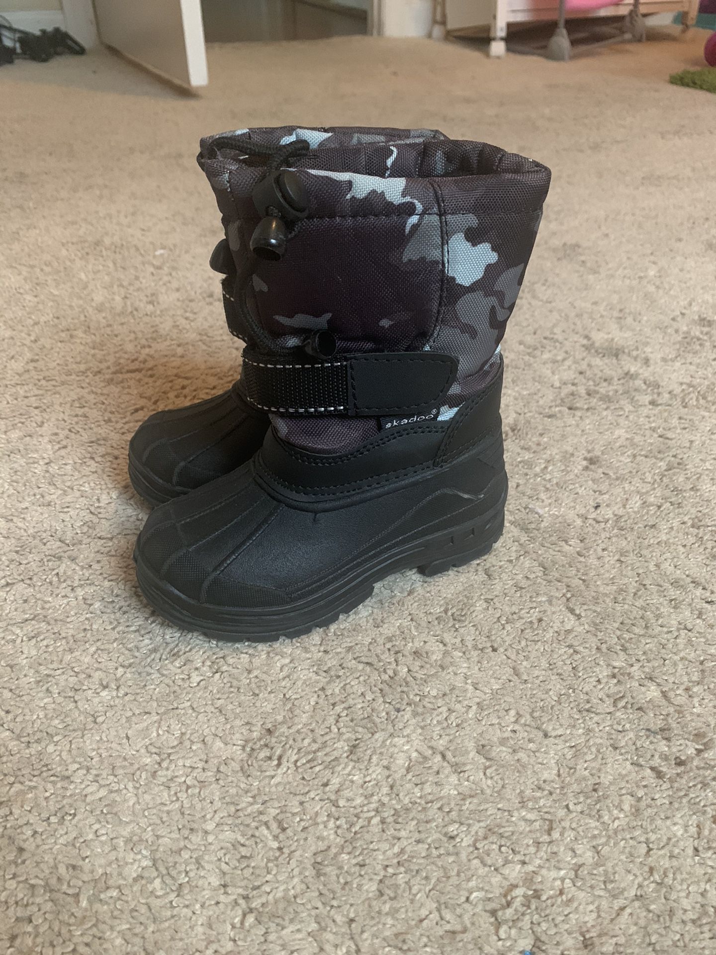Snow boots size 6c
