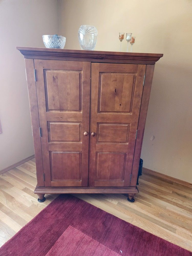 Cabinet/Armoire