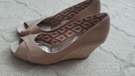 Dexflex Comfort Size 7 Womens Wedge Shoes. Taupe