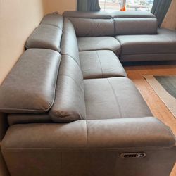 5 seat Faux Leather Modern Couch. Smoke free home. Two electric recliners. USB p
