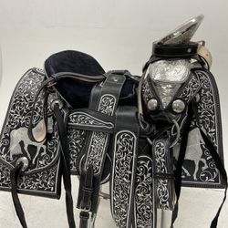 Montura Charra Bordada Con Herrage Y Fuste Plateado Completo 