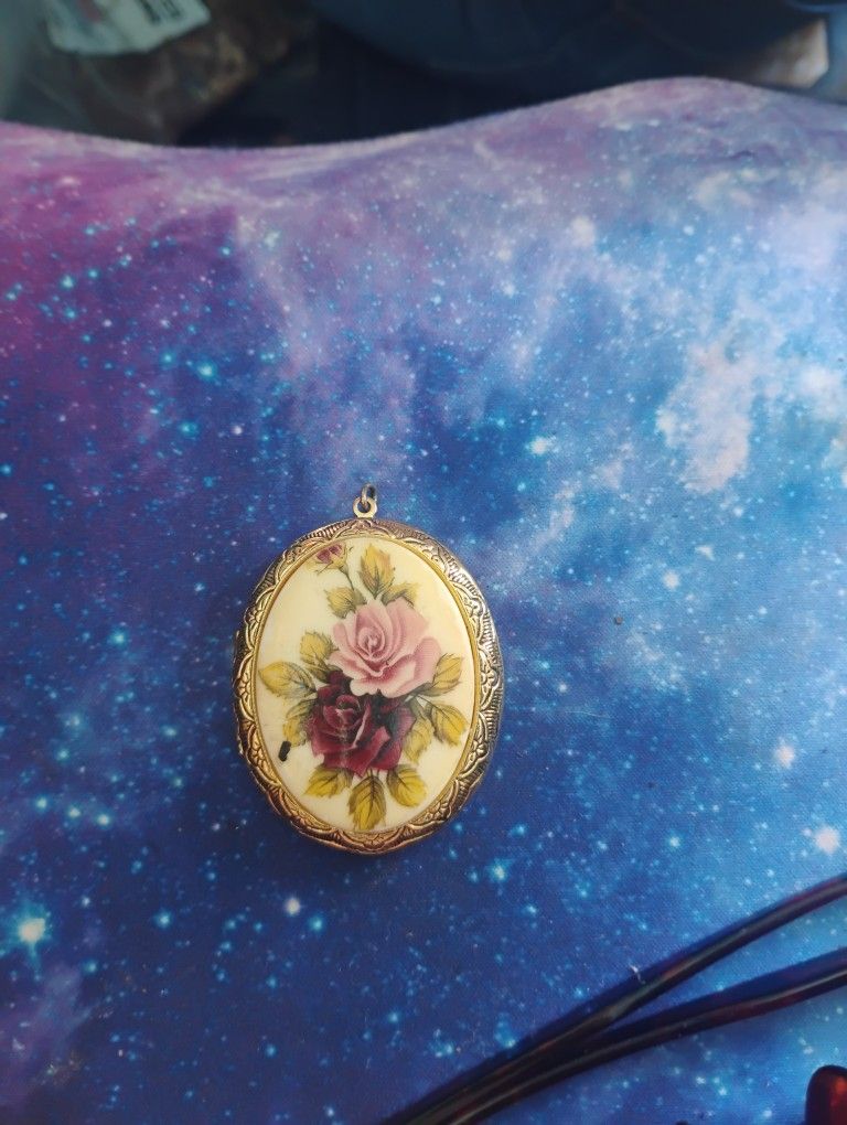 Rose Cameo Necklace, Floral Cameo With Two Roses, Victorian Style