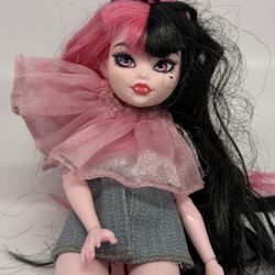 Monster High Draculara Poseable/Jointed Doll