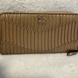 COACH FULL PRICE STORE WALLET 