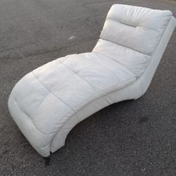OFF WHITE LEATHER LOUNGE CHAIR