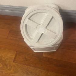 Pet food container