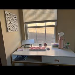 Desk In Very Good Condition 