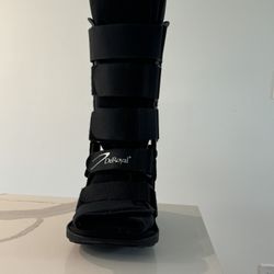 DeRoyal Inline Pneumatic Walkers - Inline Pneumatic Walker Boot with Closed Heel, Standard Height, Size Small