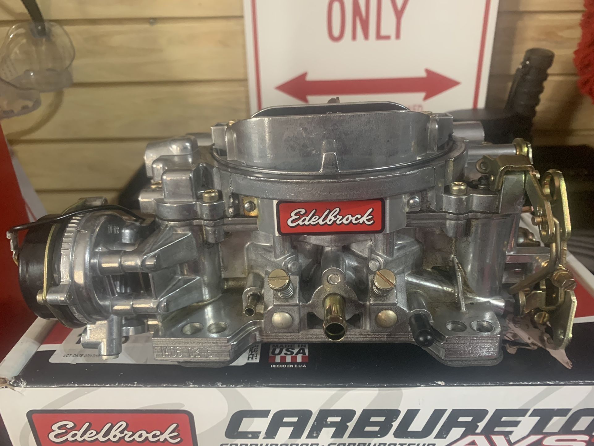 Edelbrock Carburator 