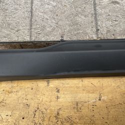2015,2016,2017,2018,2019,2020,2021,2022,2023,2024 Ford Edge Se Right Side Door Lower Molding