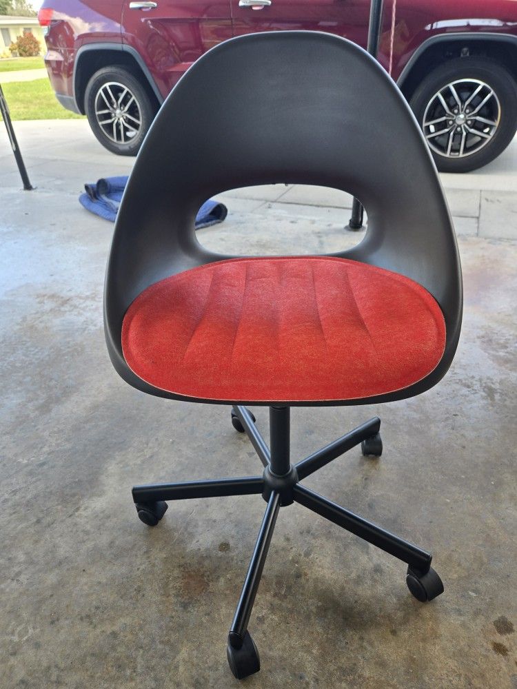 SWIVEL DESK CHAIR ON WHEELS WITH ADJUSTABLE HEIGHT LEVER.