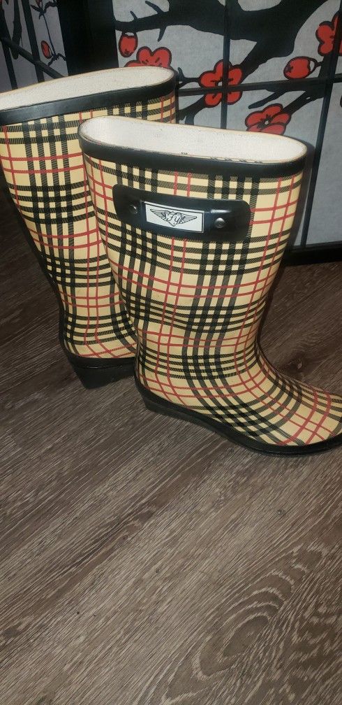 $35 Rain Boots size 8
