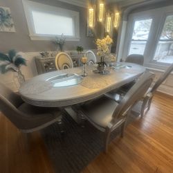 Dinning table and chairs 