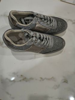 Tenis y sandalias