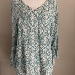 The NWT Entro Print Bell Sleeves Top is a bohemian-inspired blouse in a beautiful blue color. Featuring a V-neck and cross-back detail, this long slee