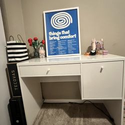 White Desk with glass 