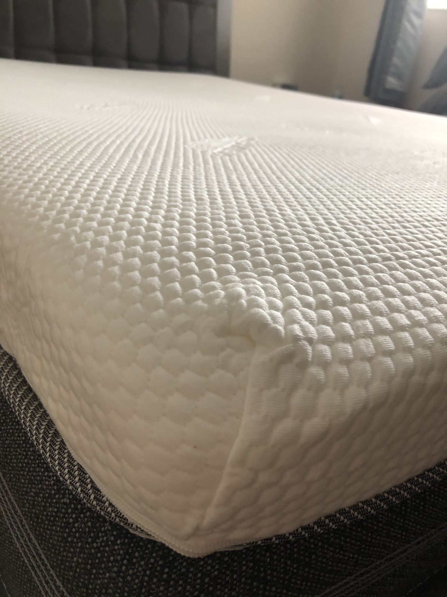 LIKE NEW QUEEN SIZE Tempurpedic 3inch Memory Foam Mattress Topper for Sale in HALNDLE BCH, FL