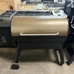 Traeger Grills - Pro Series 34 Pellet Grill and Smoker - Bronze
