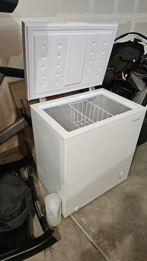 Insignia Chest Freezer 5 Cu ft for Sale in Lynnwood, WA OfferUp
