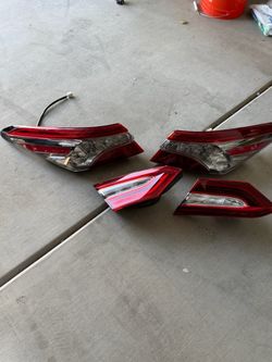 Luces traseras de un Toyota Camry 2018 a 2022