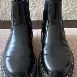 Pre owned Dr. Martens Unisex Chelsea Boot 6 L or 5 M Read description